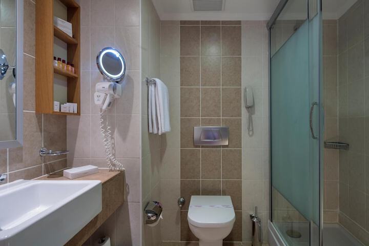 Room 12 of 101