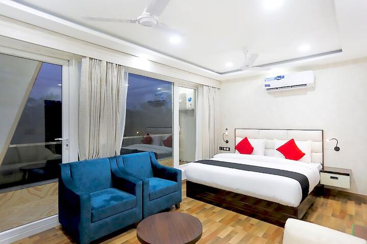 Room 4 of 9