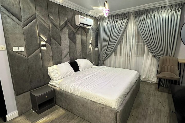 Room 2 of 37