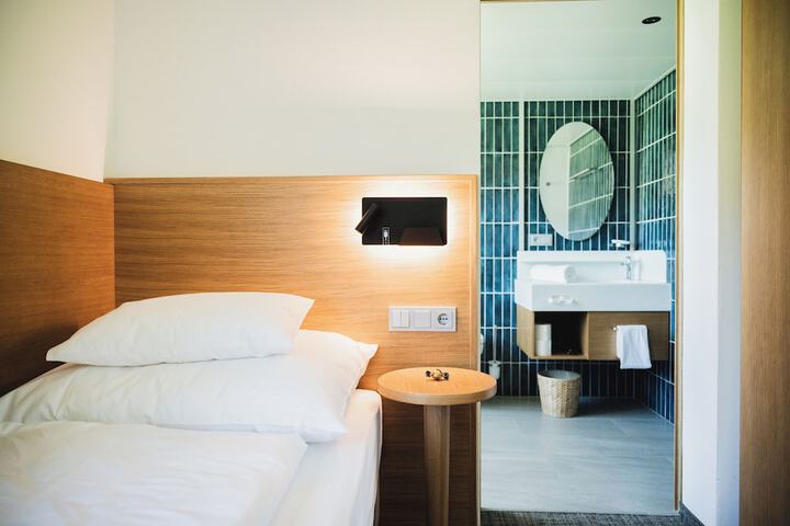Room 28 of 102