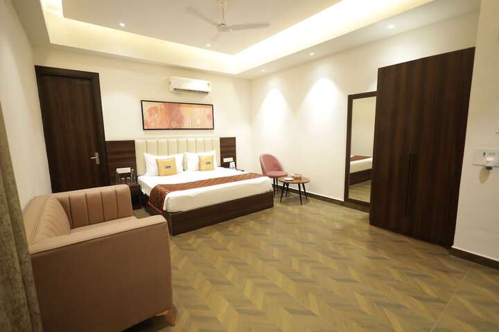Room 11 of 40