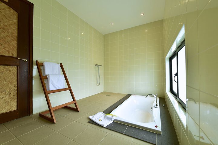 Deep soaking bathtub