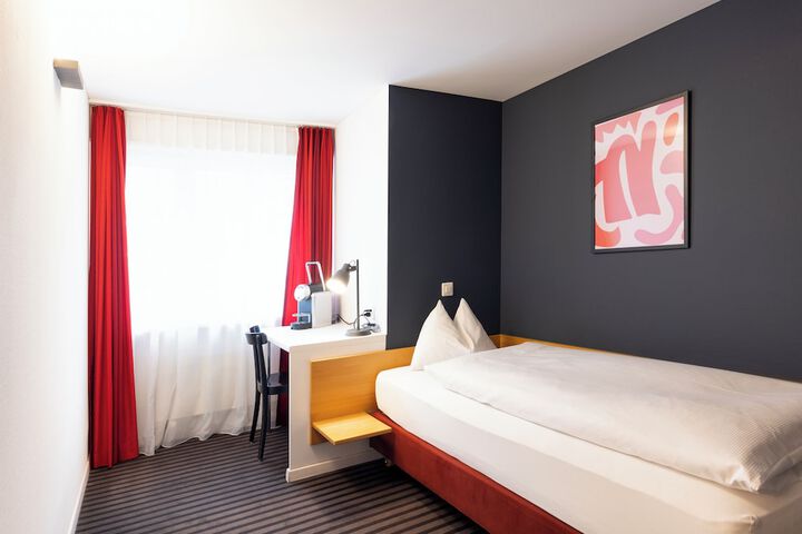 Room 8 of 32