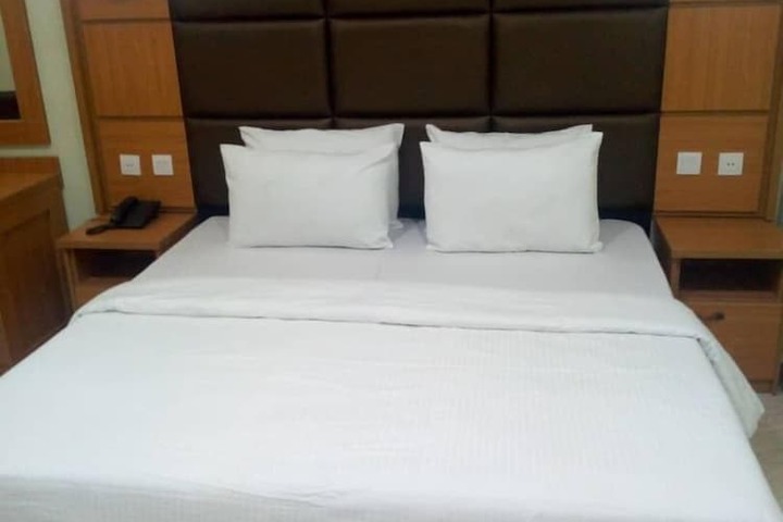 Room 2 of 10