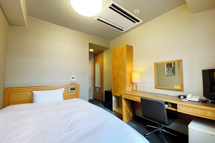 Room 4 of 28