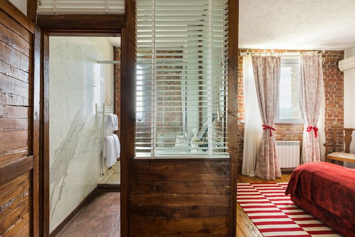 Room 27 of 73