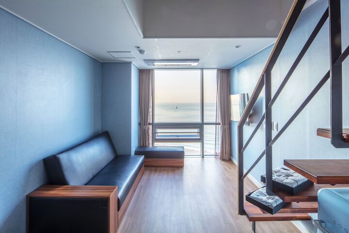 Room 15 of 153