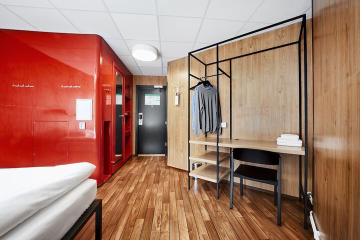 Room 16 of 65