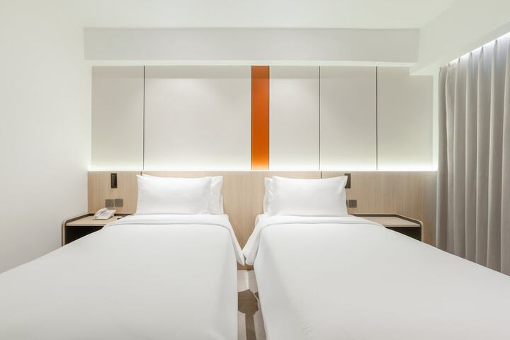 Room 9 of 25
