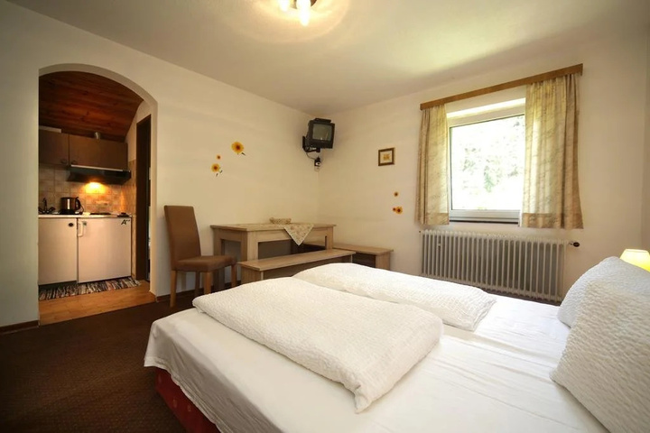 Room 4 of 12