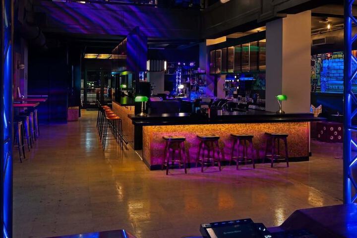 Lounge 65 of 83