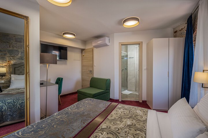 Room 10 of 48