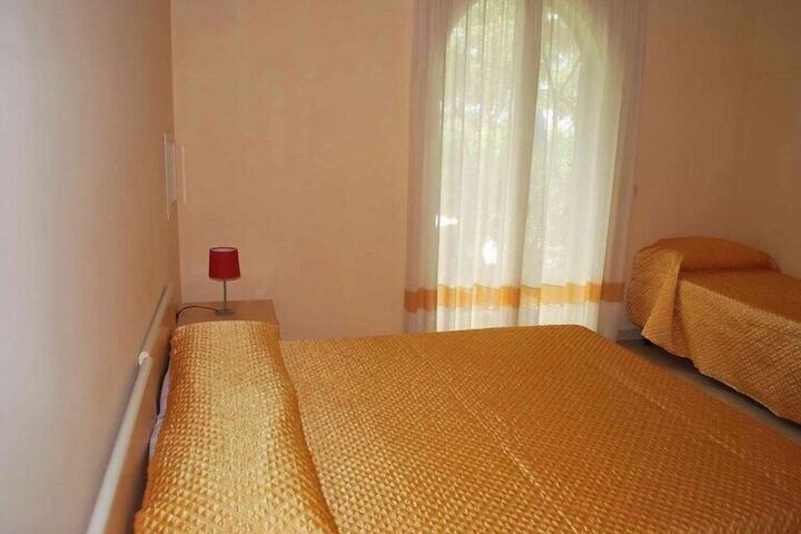 Room 12 of 38