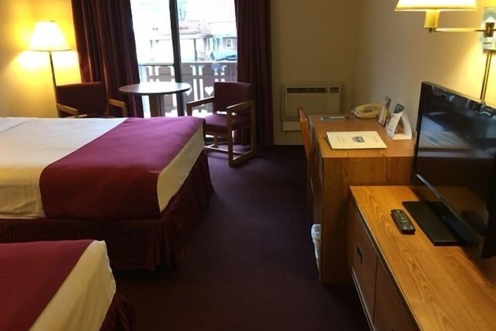 1 Queen Bed (5 of 15)