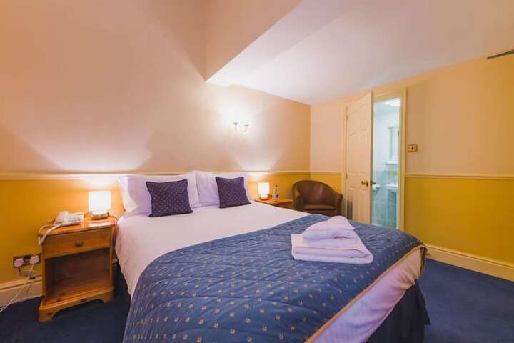 Room 7 of 32