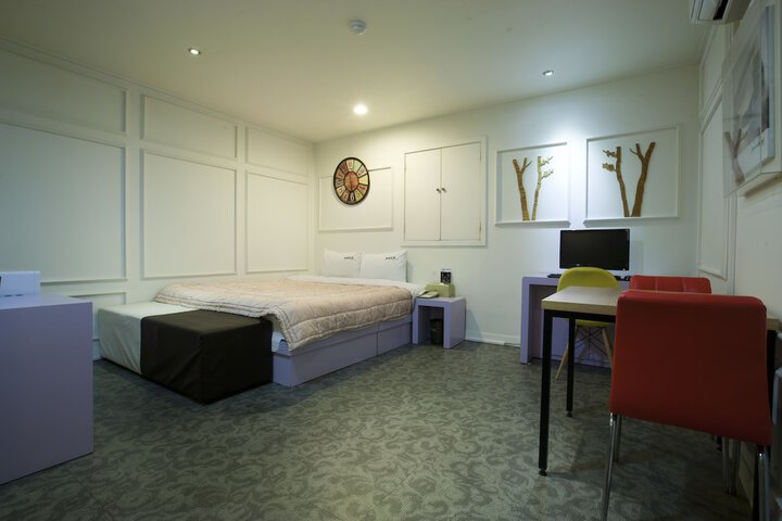 Room 21 of 77