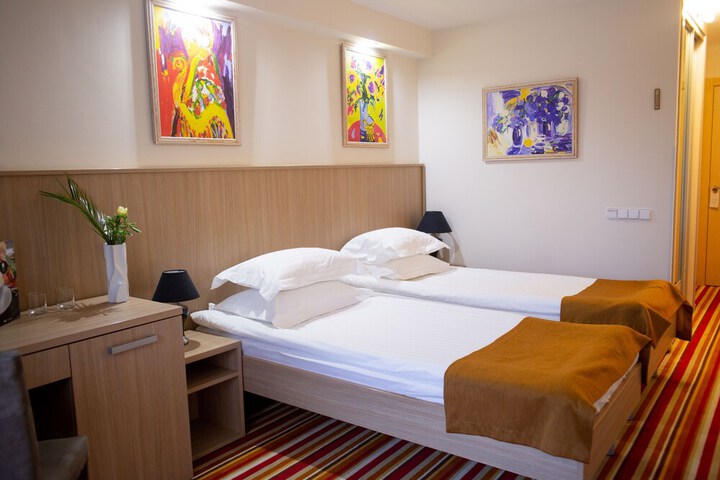 Room 15 of 83