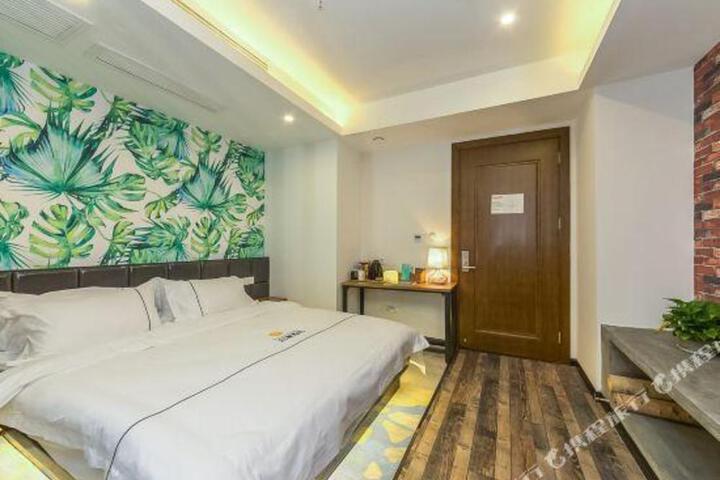 Boman Art Theme Hotel (Chongqing Longhu Times Paradise Walk)