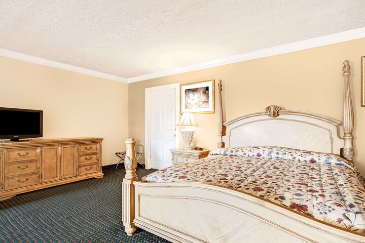 1 King Bed (5 of 9)