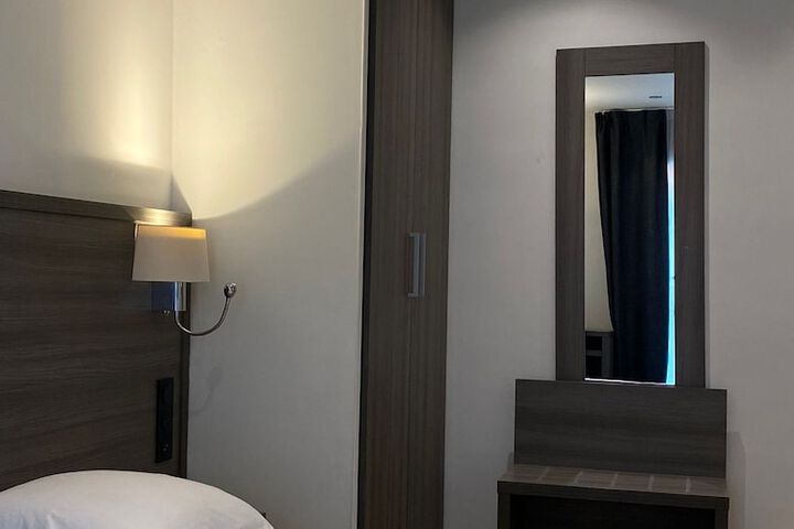 Room 9 of 35