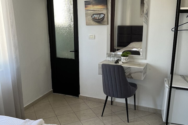 Room 52 of 98