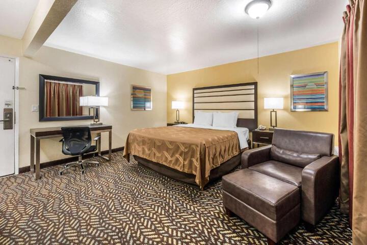 1 King Bed (6 of 7)