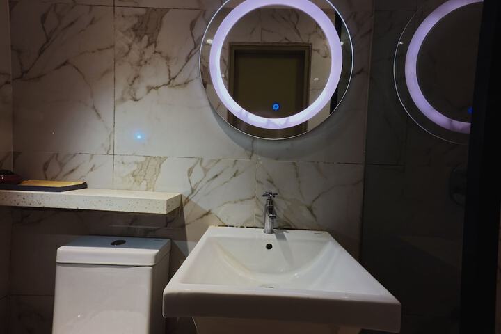 Room 16 of 28