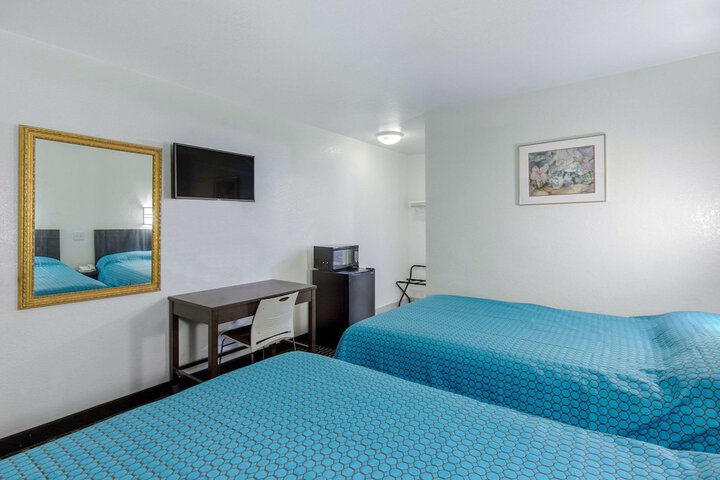 1 Queen Bed (8 of 13)
