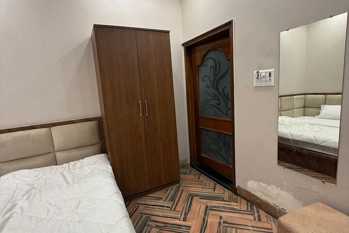 Room 4 of 14