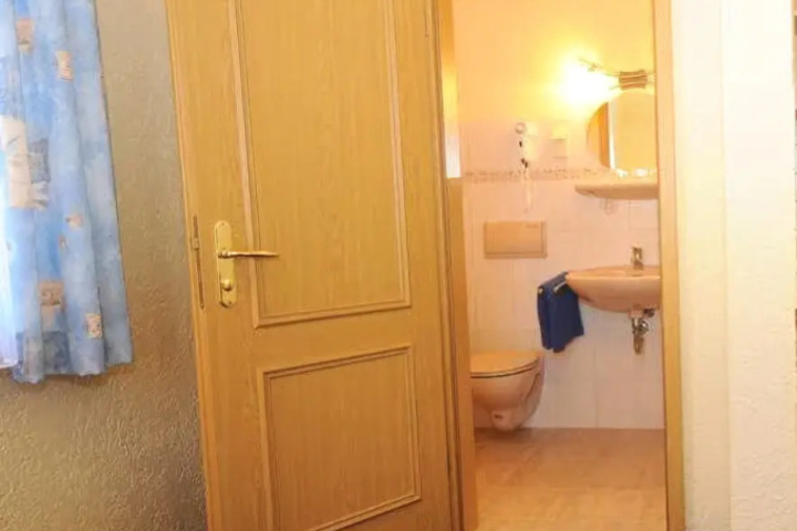Room 5 of 13
