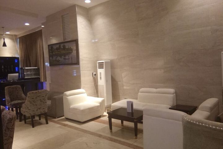 Lounge 48 of 59