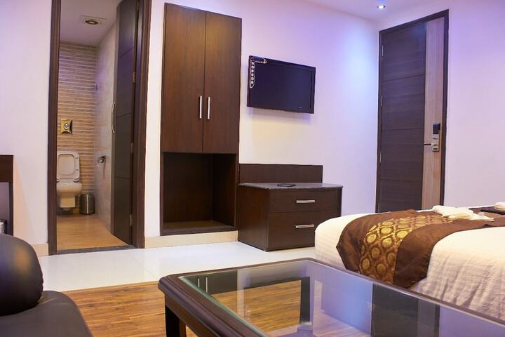 Lounge 39 of 56