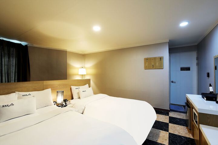 Room 27 of 47