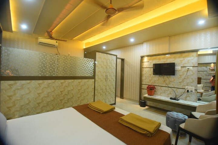 Room 13 of 28