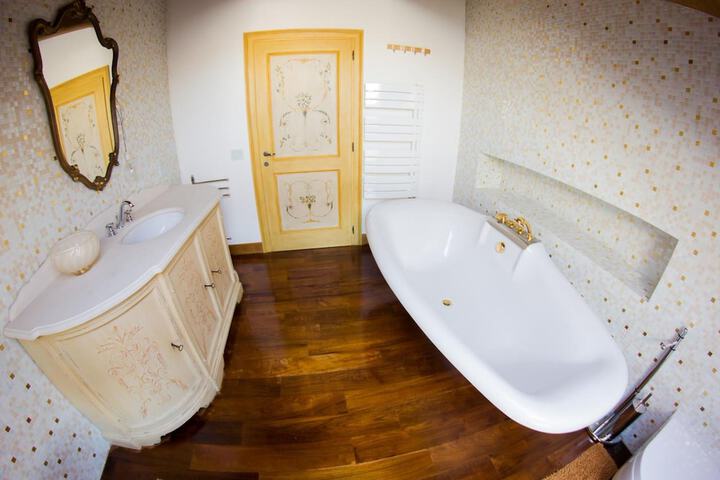 Room 32 of 61
