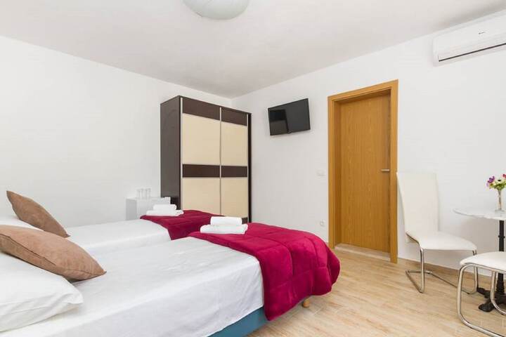 Room 10 of 80