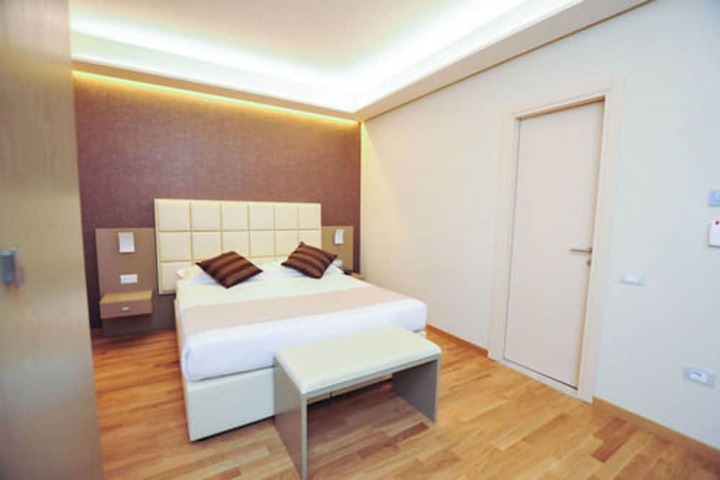 Room 10 of 42