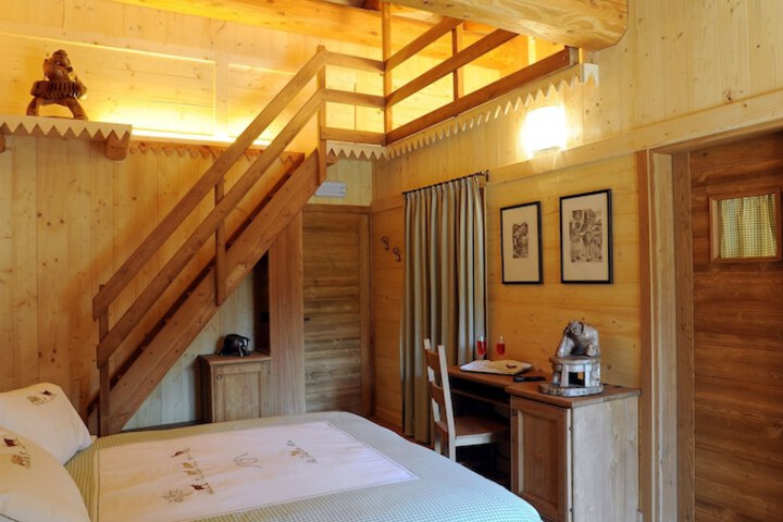 Room 5 of 12