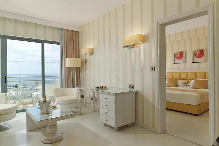 Room 39 of 143