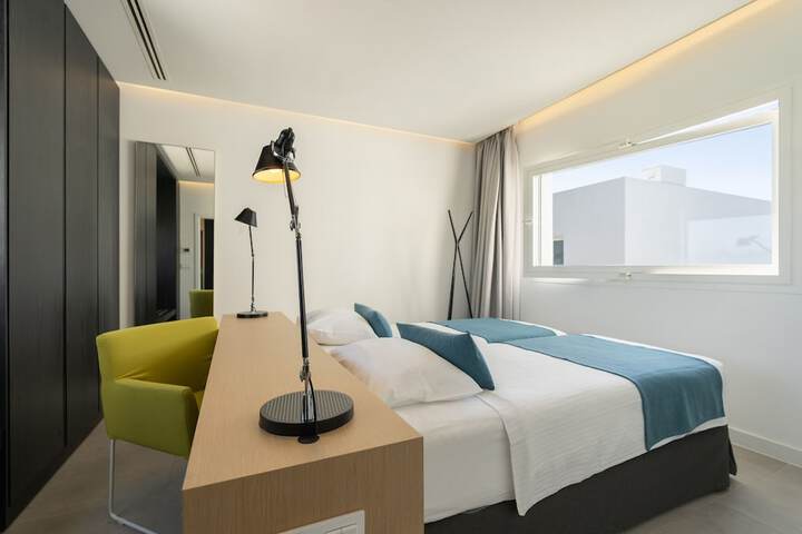 Room 6 of 90