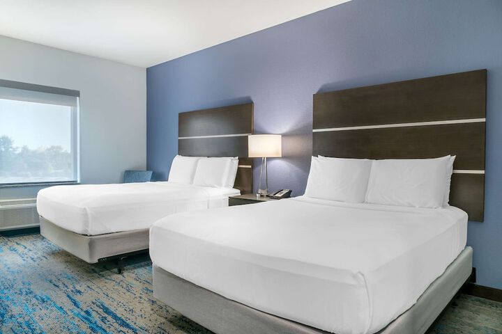 2 Queen Accessible Room with Bath Tub (5 of 11)