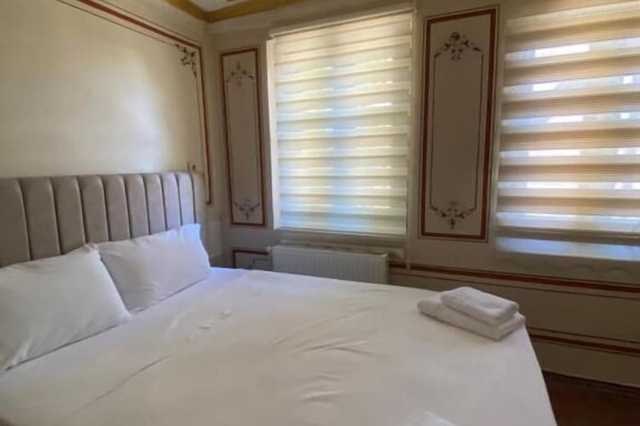 Room 16 of 38