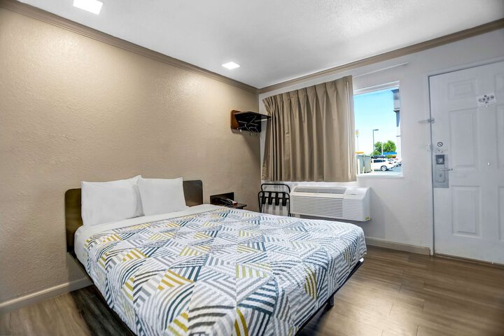 1 Queen Bed (5 of 10)