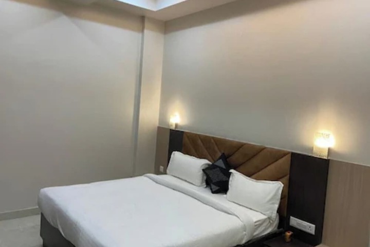 Room 6 of 11