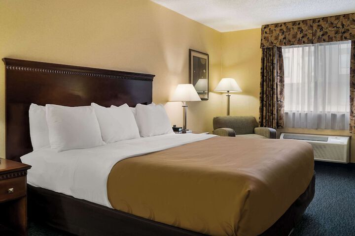 1 King Bed (3 of 7)