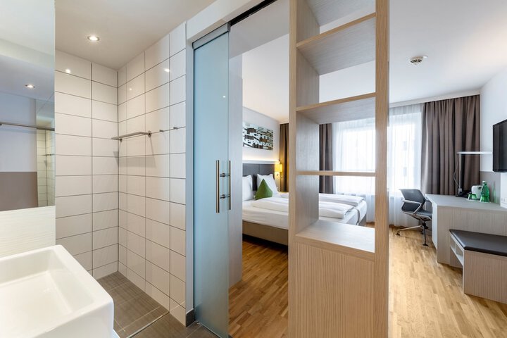Room 18 of 125