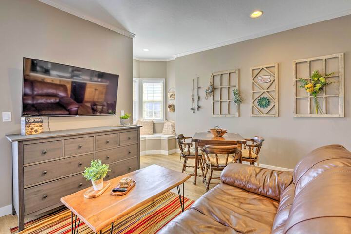 Large Cozy Midway Studio w / Mountain Views!