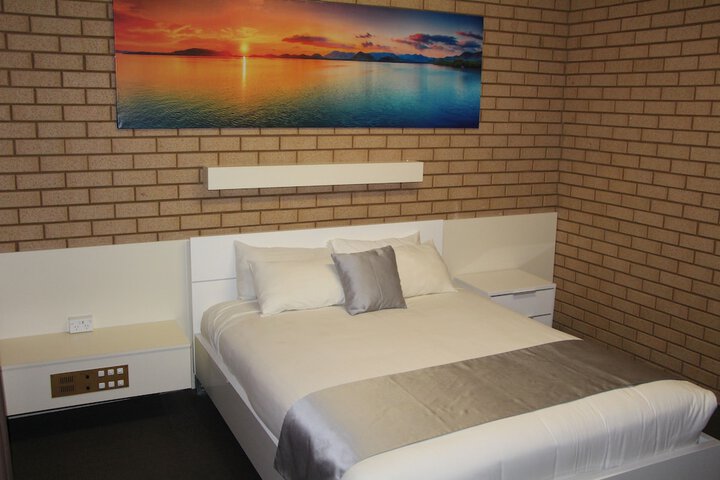 Room 6 of 33