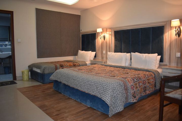 Room 4 of 16