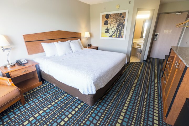 1 King Bed (3 of 19)